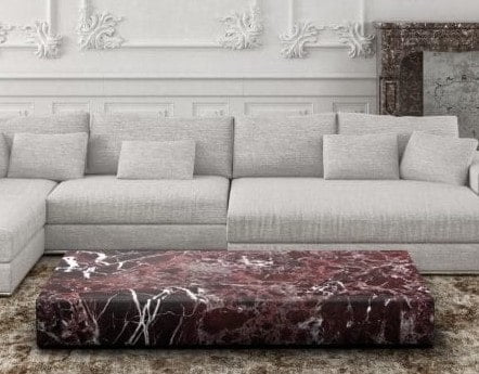 zoom tabel basse en marbre rouge devant canapé d'angle